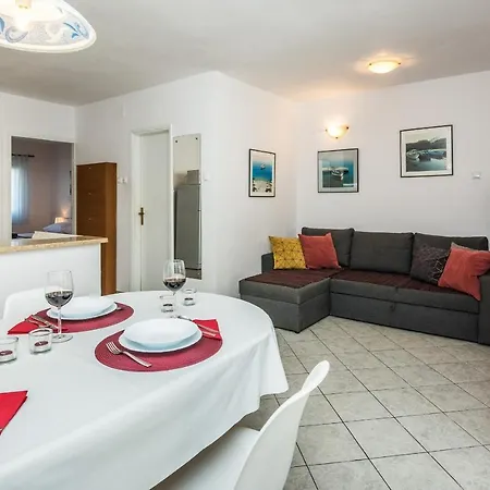 Apartment By The Sea - 18586 Vir